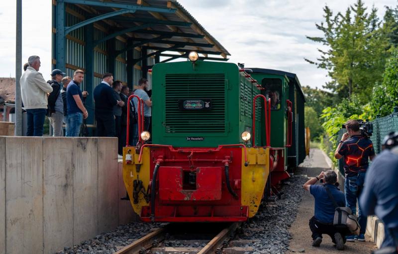 Einweihung der neuen Endhaltestelle der Meuselwitzer Kohlebahn am 31.07.2025 Vertreter aus Politik, Ämtern und Behörden verfolgten die Einfahrt der Kohlebahn und das Rangieren der Lok über die neuen Gleise.